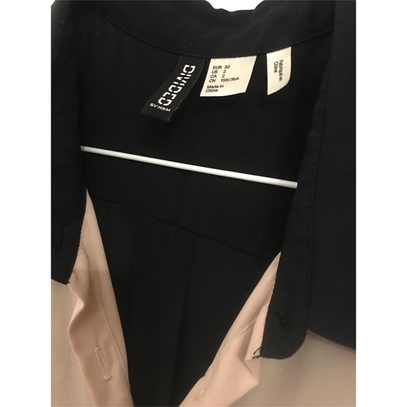 H&M Divided- Beige and Black Sleeveless Blouse - Picture 3 of 4